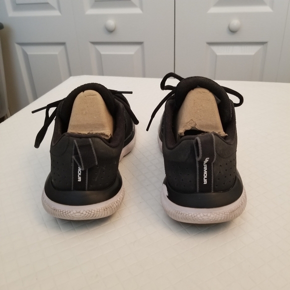 Under Armor Charged Assert Running Shoe Size 6.5 Flaw On Heel See Photos - Picture 2 of 10